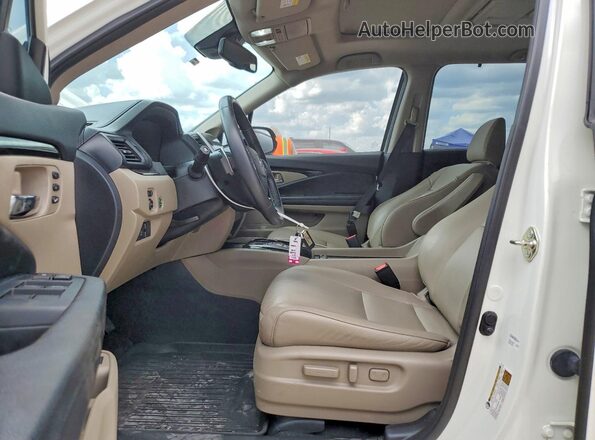 5FNYF5H92HB003691 2017 HONDA PILOT White Front interior view