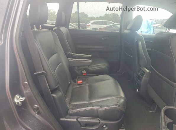 5FNYF6H01HB074694 2017 HONDA PILOT Gray Widok wnętrza z tyłu
