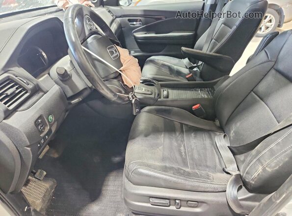 5FNYF6H03HB098043 2017 HONDA PILOT White Front interior view