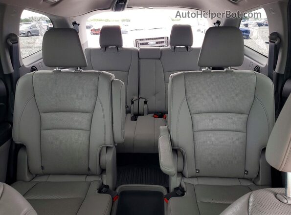 5FNYF6H06HB032067 2017 HONDA PILOT Silver Вид задніх сидінь