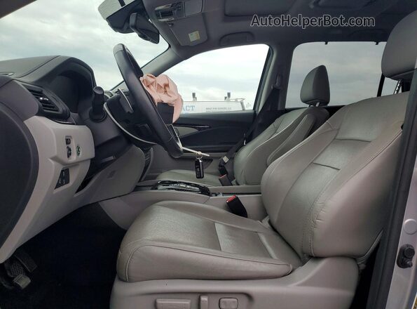 5FNYF6H06HB032067 2017 HONDA PILOT Silver Вид салону спереду