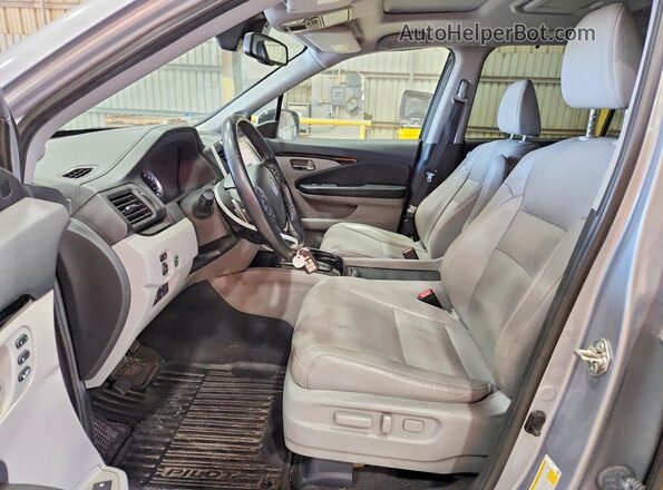 5FNYF6H08JB004020 2018 HONDA PILOT Gray Vista interior delantera