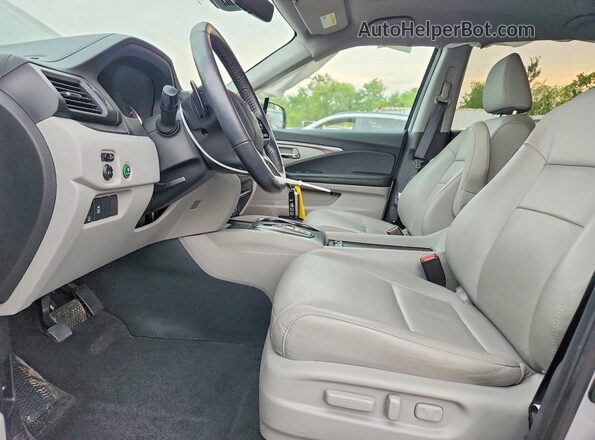 5FNYF6H20MB014739 2021 HONDA PILOT Серебряный Вид салона спереди
