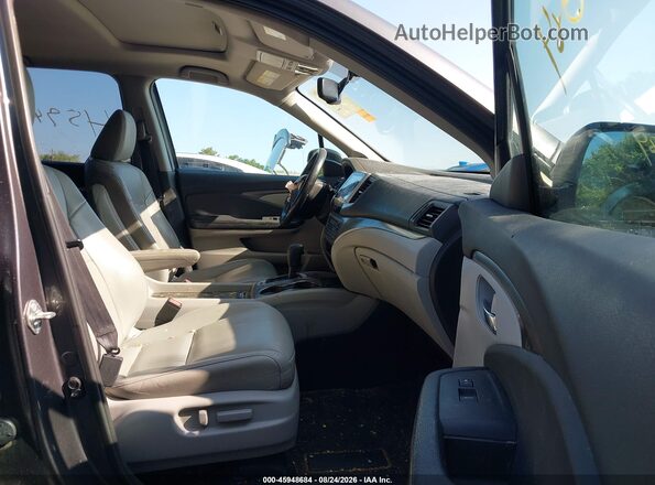 5FNYF6H50HB011646 2017 HONDA PILOT Серый Вид салона спереди