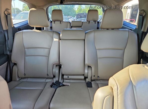 5FNYF6H50JB024743 2018 HONDA PILOT White Հետևի նստատեղերի տեսք