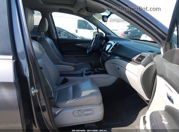 5FNYF6H57HB091382 2017 HONDA PILOT Gray Front interior view