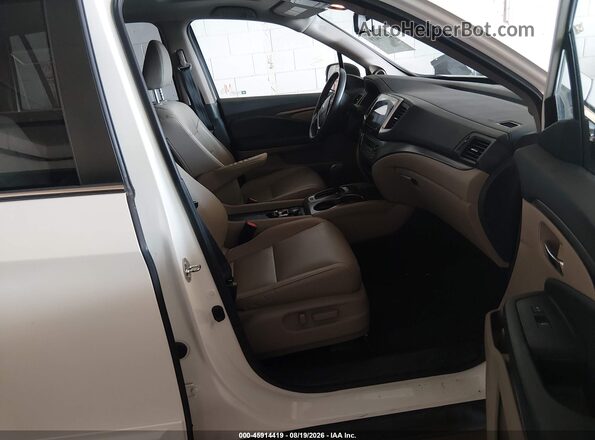5FNYF6H58HB067494 2017 HONDA PILOT White Front interior view