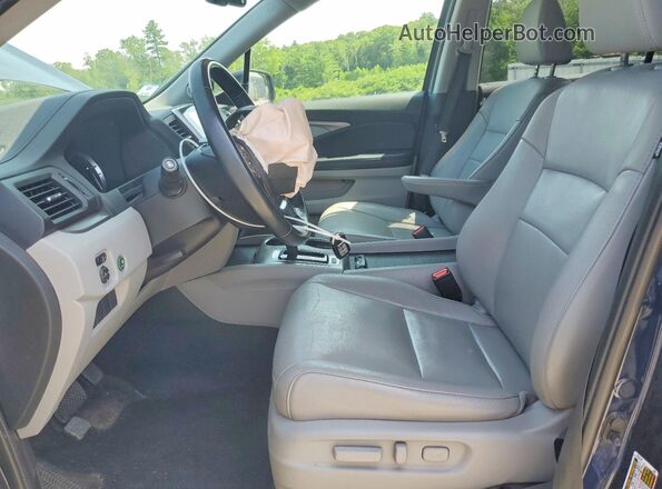 5FNYF6H5XHB079307 2017 HONDA PILOT Blue Front interior view