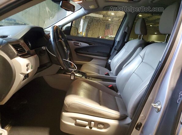 5FNYF6H90JB037088 2018 HONDA PILOT Серебряный Вид салона спереди