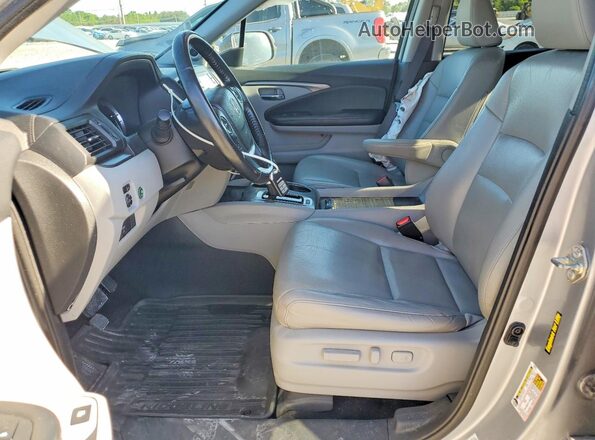 5FPYK2F57HB001520 2017 HONDA RIDGELINE Silver Widok wnętrza z przodu