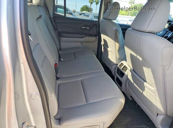 5FPYK2F57HB001520 2017 HONDA RIDGELINE Silver Widok tylnych siedzeń