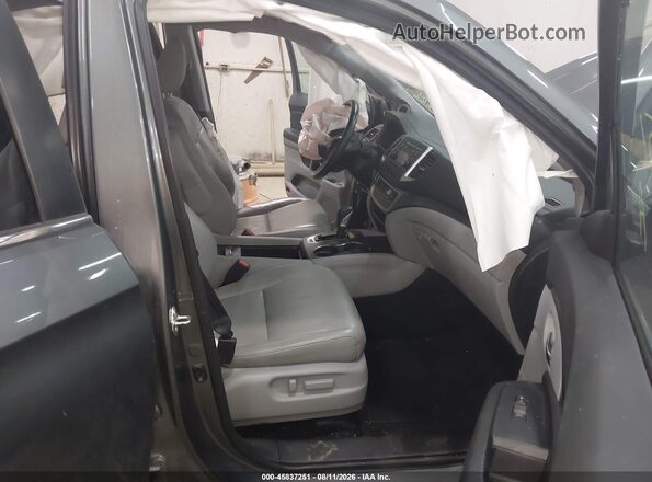 5FPYK3F58HB019563 2017 HONDA RIDGELINE Silver Front interior view