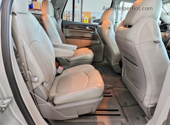 5GAKRBKD2HJ192605 2017 BUICK ENCLAVE Silver Սալոնի հետևի տեսք