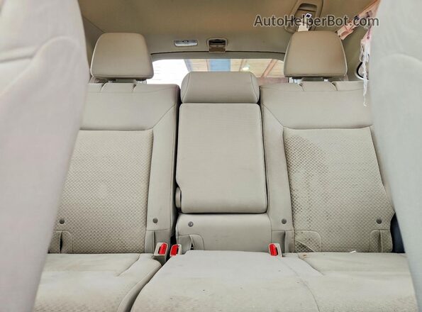 5J6RM3H55GL013147 2016 HONDA CR-V White Rear seats view