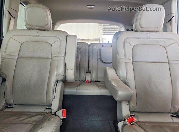 5LM5J7WCXLGL23845 2020 LINCOLN AVIATOR Silver Vista de los asientos traseros