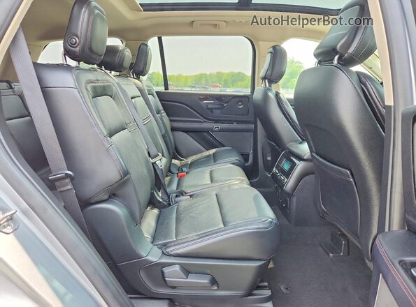 5LM5J7XC5LGL04571 2020 LINCOLN AVIATOR Silver Vista interior trasera