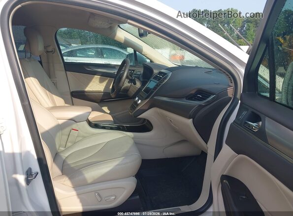 5LMCJ1C99JUL18700 2018 LINCOLN MKC White Front interior view