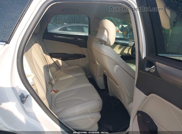5LMCJ1C99JUL18700 2018 LINCOLN MKC White VIN sticker view