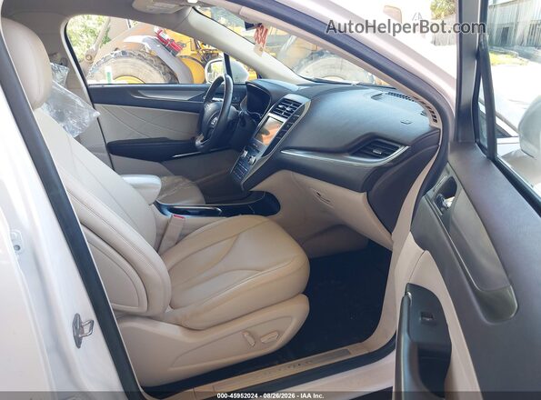 5LMCJ1C9XJUL00481 2018 LINCOLN MKC White წინა სალონის ხედი