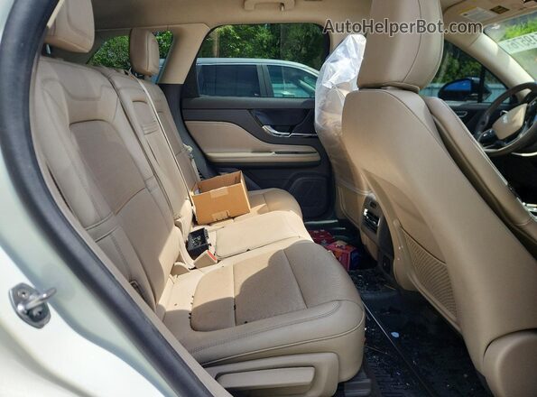 5LMCJ1D90NUL07587 2022 LINCOLN CORSAIR White Rear interior view