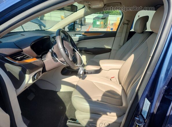 5LMCJ2C90JUL08725 2018 LINCOLN MKC Blue Front interior view