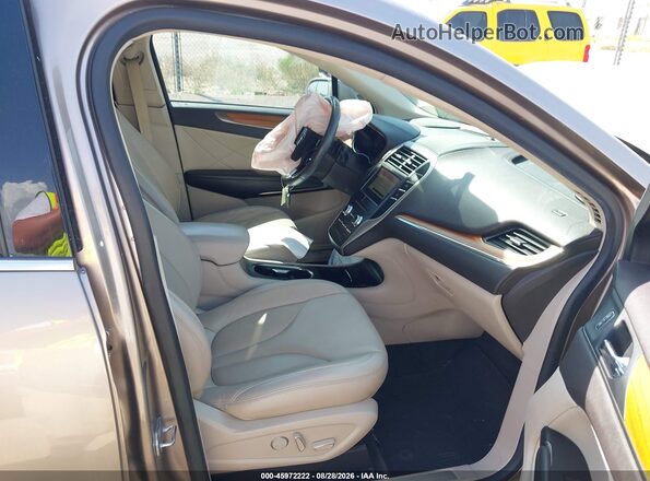5LMCJ2C93JUL32758 2018 LINCOLN MKC Champagne Вид салону спереду
