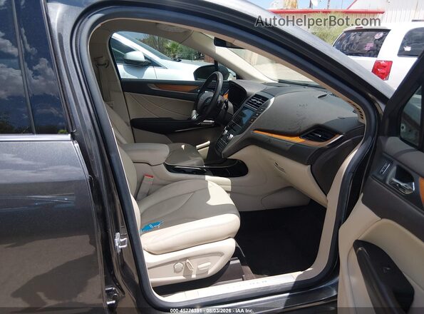 5LMCJ2C94HUL02386 2017 LINCOLN MKC Gray Front interior view