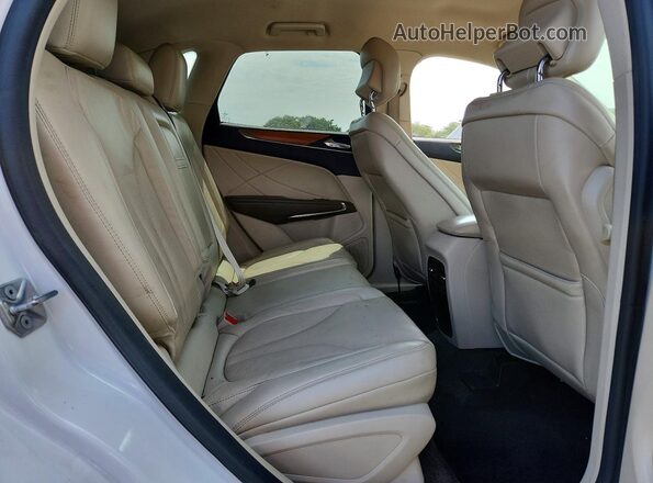 5LMCJ2C94HUL69389 2017 LINCOLN MKC White Widok wnętrza z tyłu