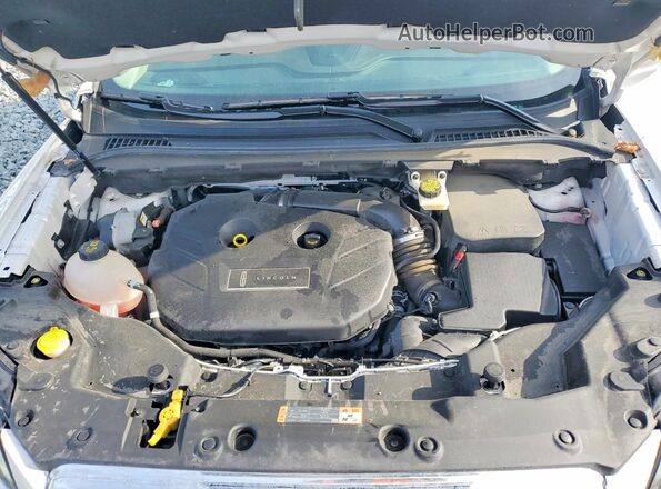 5LMCJ2C96KUL50835 2019 LINCOLN MKC White Engine compartment view