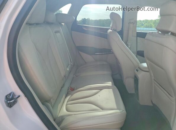 5LMCJ2C96KUL50835 2019 LINCOLN MKC White Rear interior view