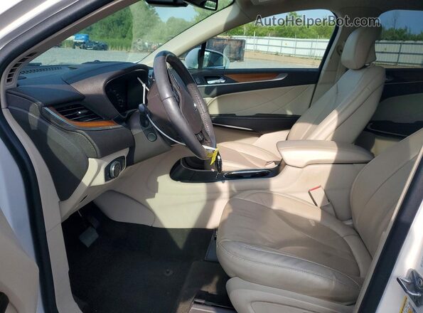 5LMCJ2C96KUL50835 2019 LINCOLN MKC White Front interior view