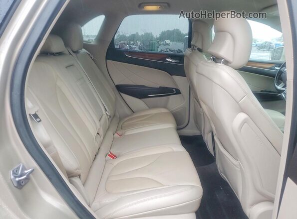 5LMCJ2C98HUL13715 2017 LINCOLN MKC Beige Vista interior trasera