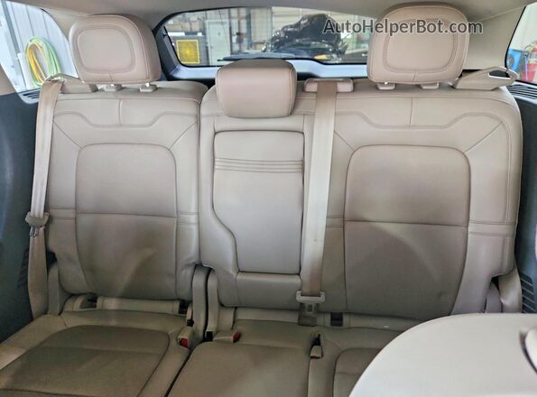5LMCJ2C98MUL05463 2021 LINCOLN CORSAIR White Vista de los asientos traseros