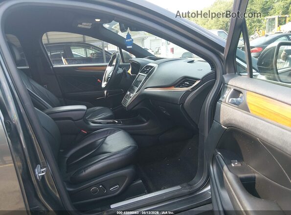 5LMCJ2D94HUL15203 2017 LINCOLN MKC Gray Vista interior delantera