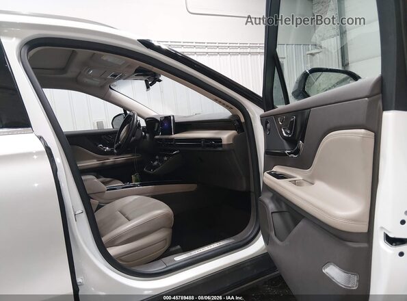 5LMCJ2D94MUL05149 2021 LINCOLN CORSAIR White Front interior view