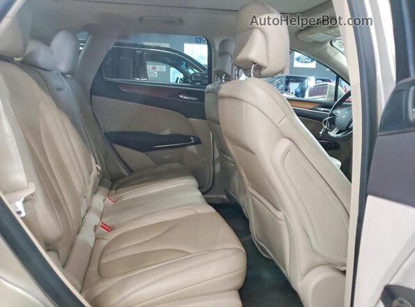 5LMCJ2D95HUL62174 2017 LINCOLN MKC Tan Widok wnętrza z tyłu