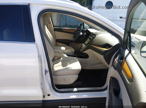 5LMCJ2D95JUL22604 2018 LINCOLN MKC White Front interior view