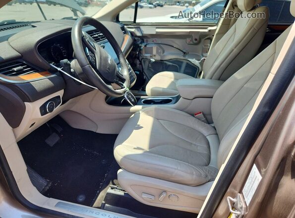 5LMCJ2D97KUL53211 2019 LINCOLN MKC Tan Vista interior delantera