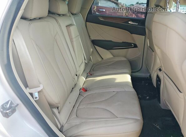 5LMCJ2D98JUL20734 2018 LINCOLN MKC White Вид задньої частини салону