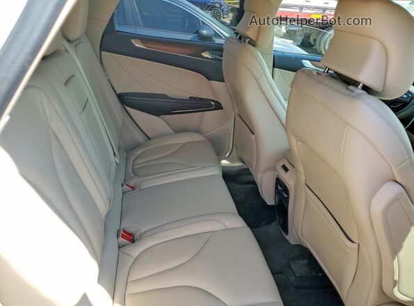 5LMCJ2D99HUL40730 2017 LINCOLN MKC White Вид задньої частини салону