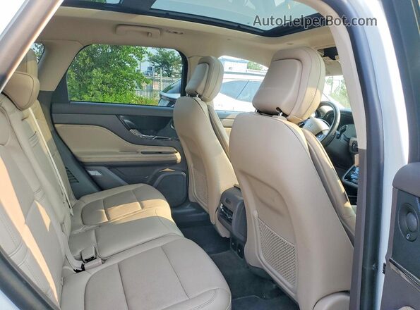 5LMCJ2DH8LUL21859 2020 LINCOLN CORSAIR White Rear interior view