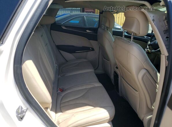 5LMCJ3C94KUL27768 2019 LINCOLN MKC White Вид задньої частини салону