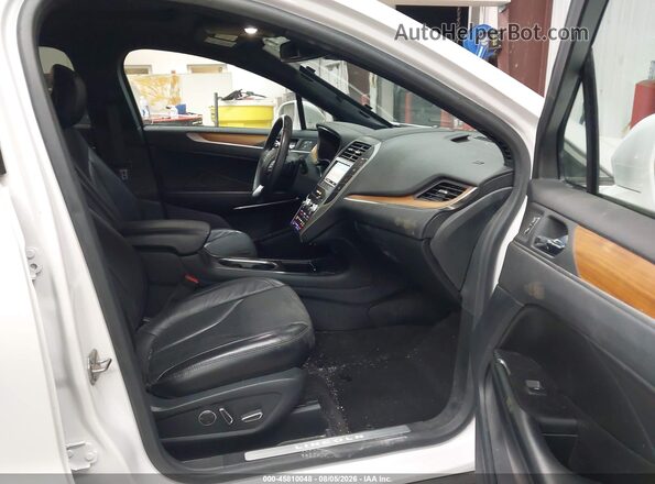 5LMCJ3C96KUL47259 2019 LINCOLN MKC White Front interior view
