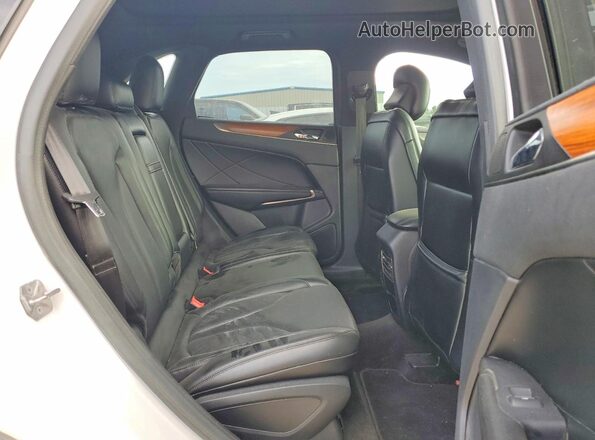 5LMCJ3C99GUJ05461 2016 LINCOLN MKC White Rear interior view