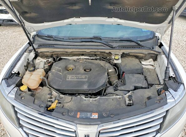 5LMCJ3C99GUJ05461 2016 LINCOLN MKC White Engine compartment view