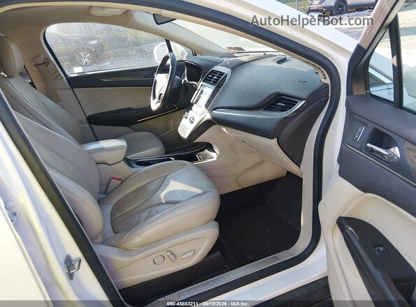 5LMCJ3D92JUL31718 2018 LINCOLN MKC White Սալոնի դիմացի տեսք