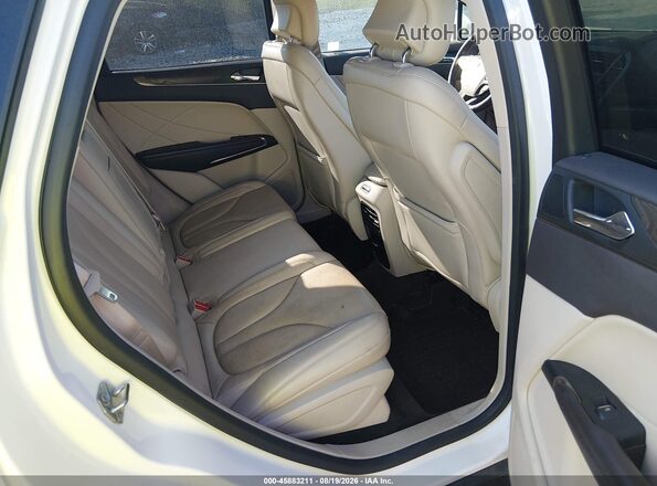 5LMCJ3D92JUL31718 2018 LINCOLN MKC White VIN կոդի պիտակի տեսք