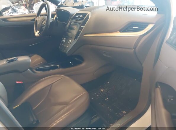 5LMCJ3D96GUJ26671 2016 LINCOLN MKC Белый Вид салона спереди
