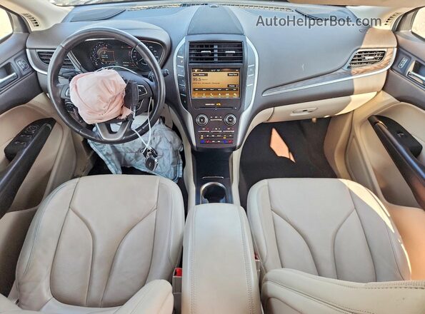 5LMCJ3D98KUL13208 2019 LINCOLN MKC White Vista del salpicadero