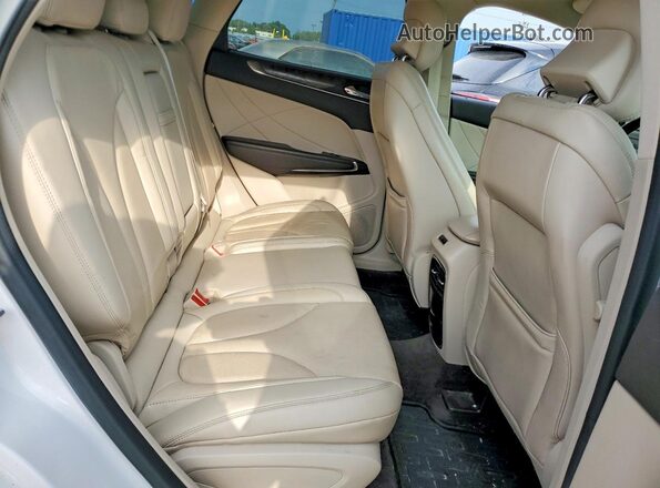 5LMCJ3D9XHUL11128 2017 LINCOLN MKC White Вид задньої частини салону
